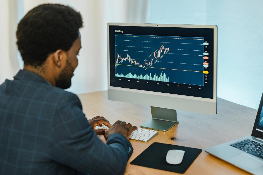 打造顶级交易平台：高频与量化交易融合之道